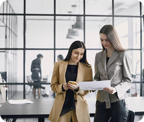 Zwei Geschäftsfrauen besprechen Strategien